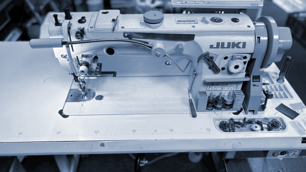 豊岡の鞄製造工場での縫製工程