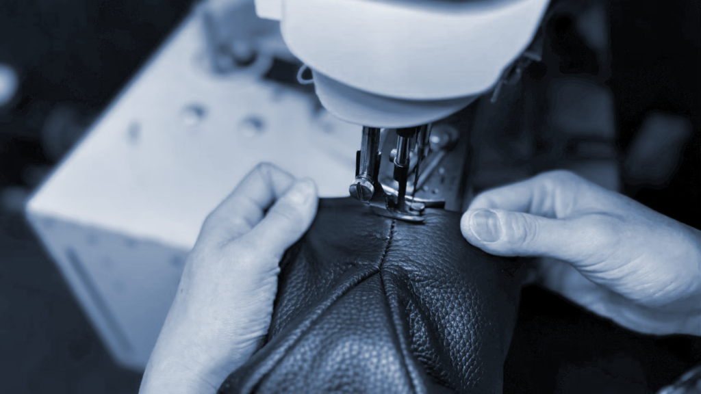 豊岡の鞄製造工場での縫製工程